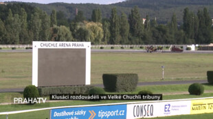 Klusáci rozdováděli ve Velké Chuchli tribuny