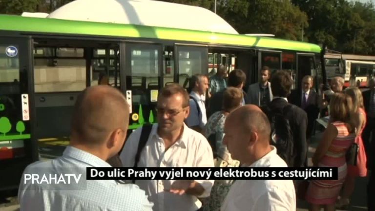 Do ulic Prahy vyjel nový elektrobus s cestujícími