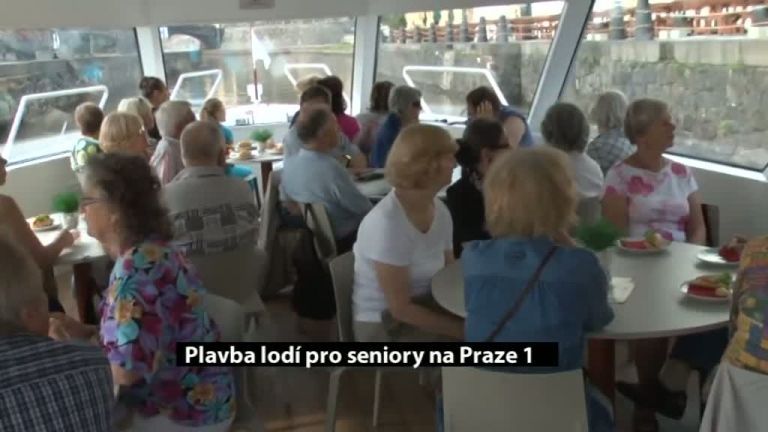 Plavba na lodi pro seniory na Praze 1