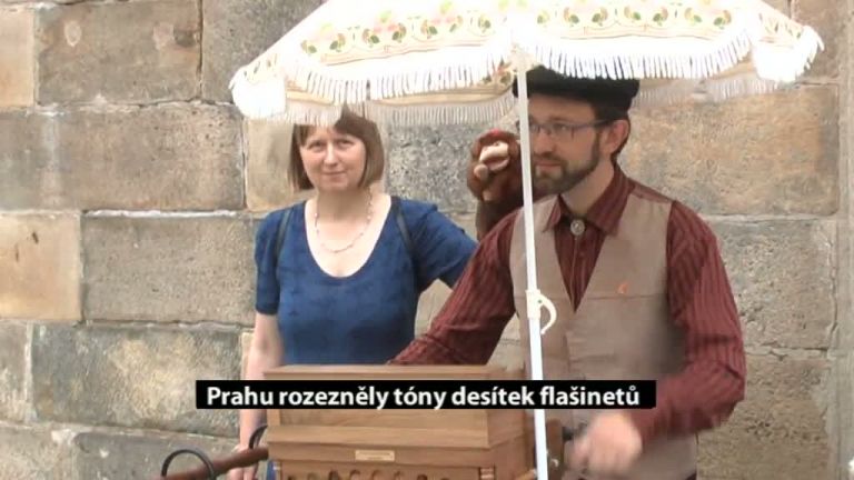 Prahu rozezněly tóny desítek flašinetů