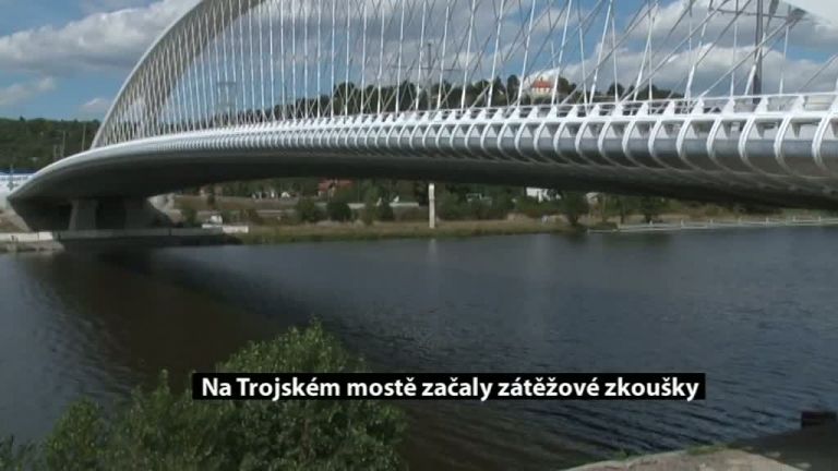 Na Trojském mostě začaly zátěžové zkoušky