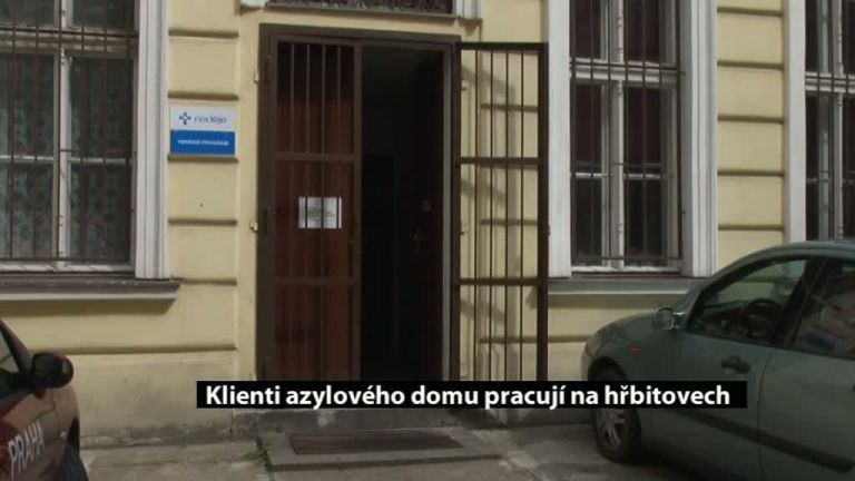 Klienti azylového domu pracují na hřbitovech