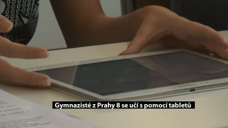 Gymnazisté z Prahy 8 se učí s pomocí tabletů