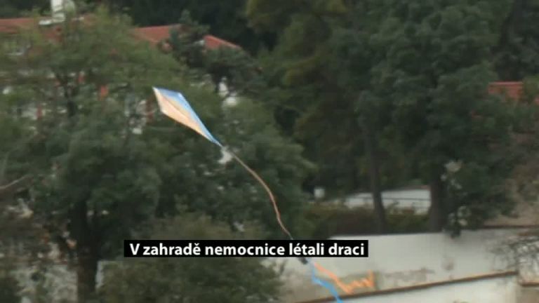 V zahradě nemocnice létali draci
