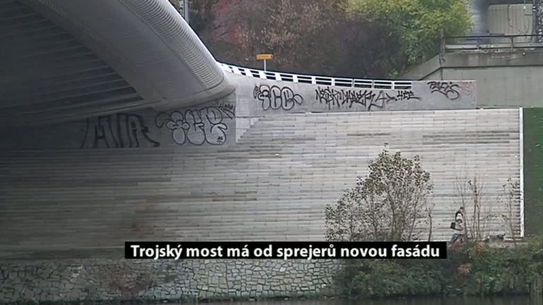 Trojský most má od sprejerů novou fasádu