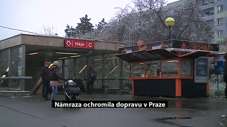 Námraza ochromila dopravu v Praze