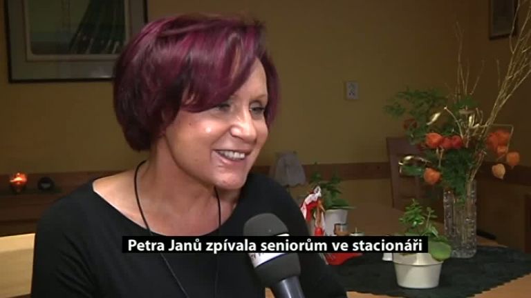 Petra Janů zpívala seniorům ve stacionáři