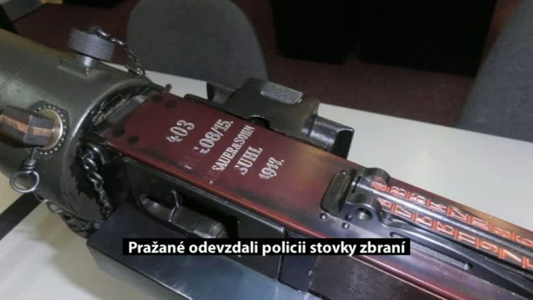 Pražané odevzdali policii stovky zbraní