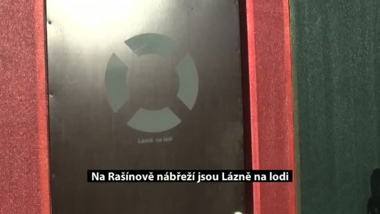 Na Rašínově nábřeží jsou Lázně na lodi