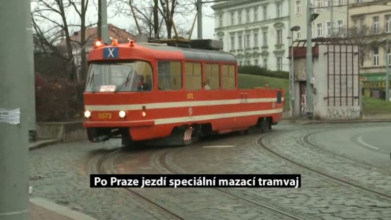 Po Praze jezdí speciální mazací tramvaj