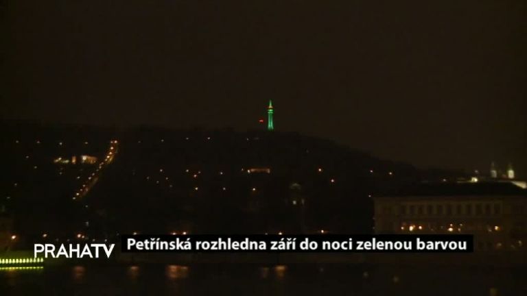 Petřínská rozhledna září do noci zelenou barvou