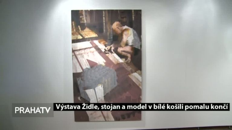 Výstava Židle, stojan a model v bílé košili pomalu končí