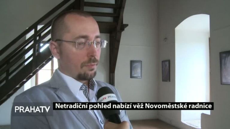 Netradiční pohled nabízí věž Novoměstské radnice