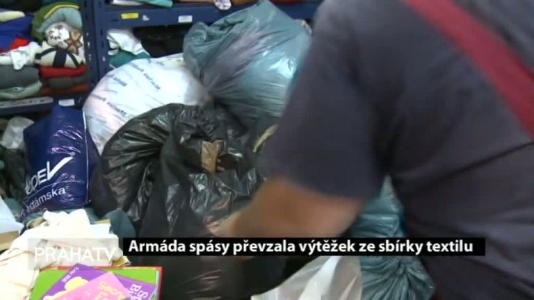 Armáda spásy převzala výtěžek ze sbírky textilu