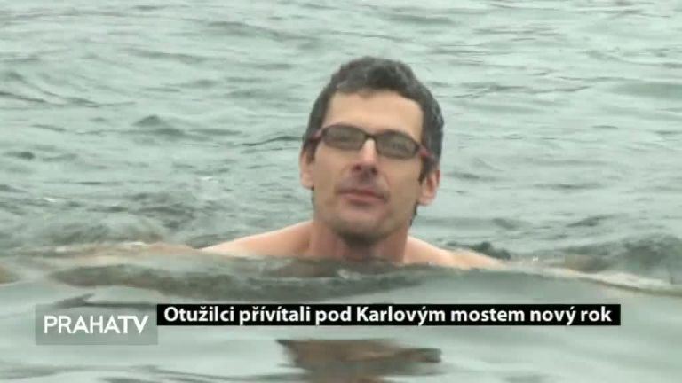 Otužilci přivítali nový rok pod Karlovým mostem