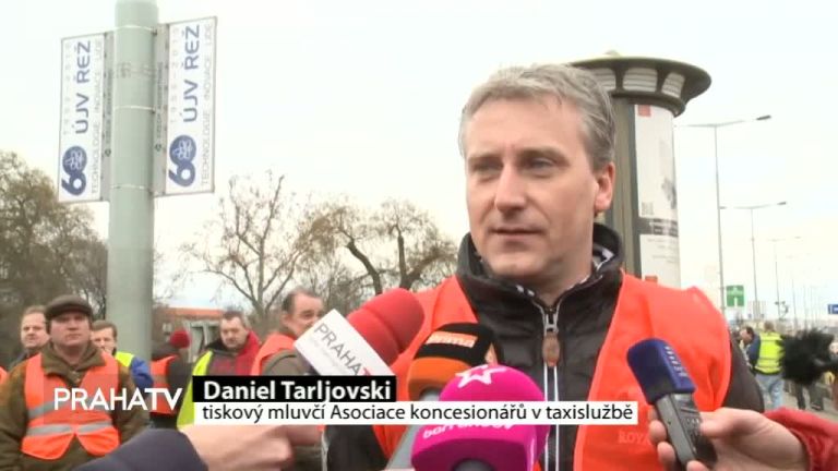 Protestující taxikáři zablokovali magistrálu 
