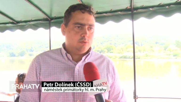 Baba vyplouvá z Pražských Benátek