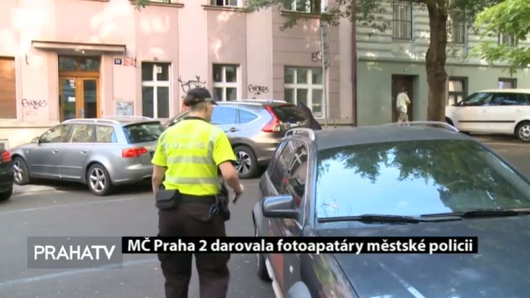 MČ Praha 2 darovala fotoaparáty městské policii