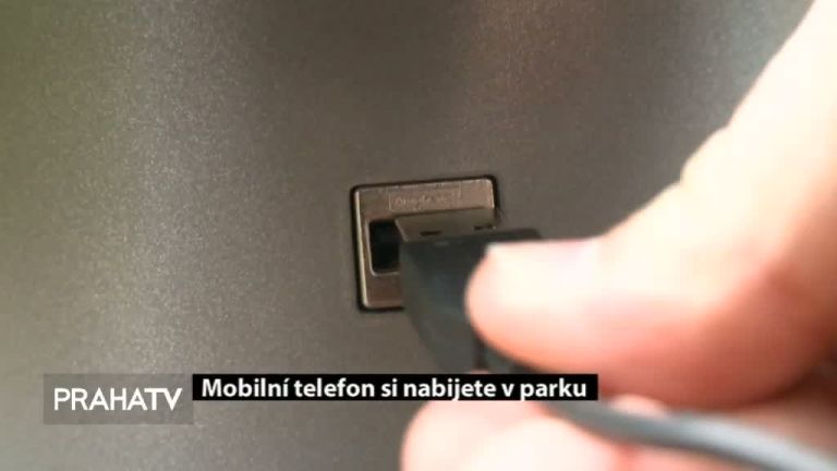 Mobilní telefon si nabijete v parku