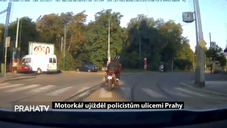 Motorkář ujížděl policistům ulicemi Prahy