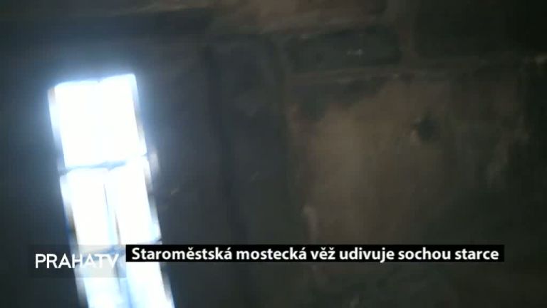 Staroměstská mostecká věž udivuje sochou starce