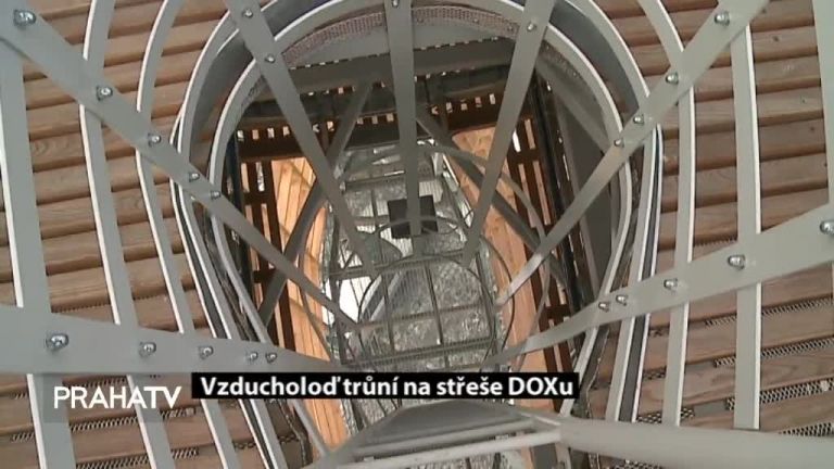 Vzducholoď trůní na střeše Centra umění DOX