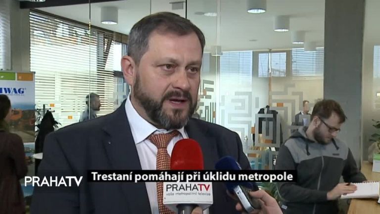 Trestaní pomáhají při úklidu metropole