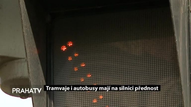 Tramvaje i autobusy mají na silnici přednost