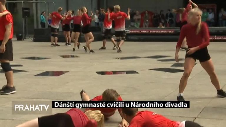 Dánští gymnasté cvičili u Národního divadla