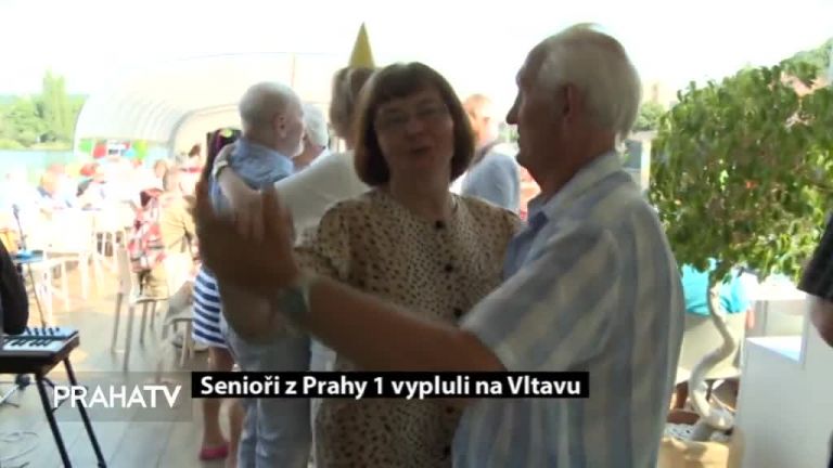Senioři z Prahy 1 vypluli na Vltavu 