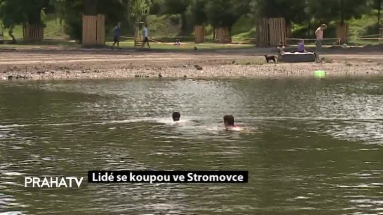 Lidé se koupou ve Stromovce