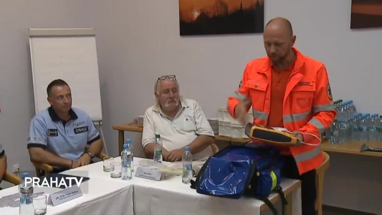 Středočeští policisté budou jezdit s defibrilátory