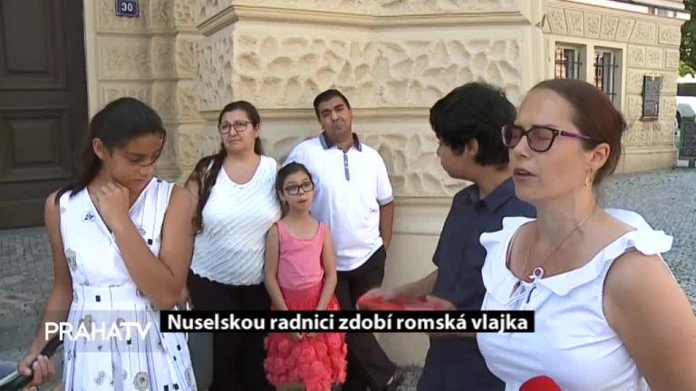 Nuselskou radnici zdobí romská vlajka