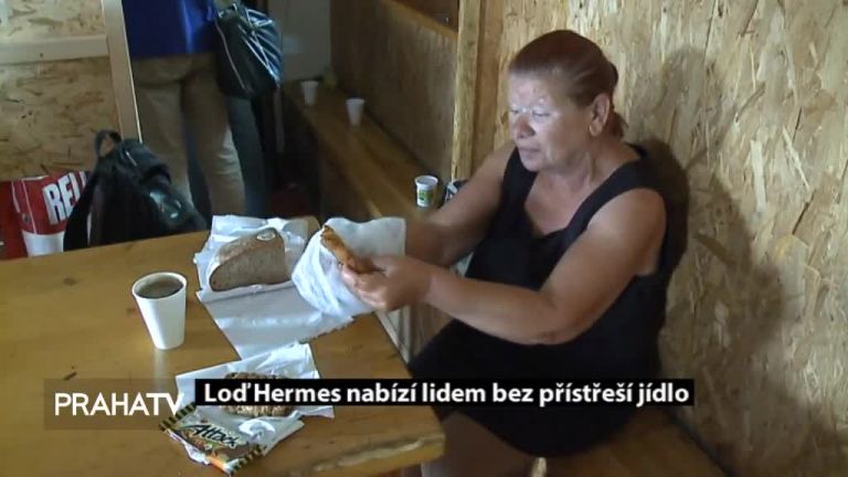 Loď Hermes nabízí lidem bez přístřeší jídlo