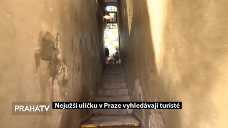 Nejužší uličku v Praze vyhledávají turisté