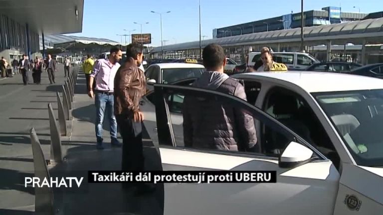 Taxikáři dál protestují proti UBERU