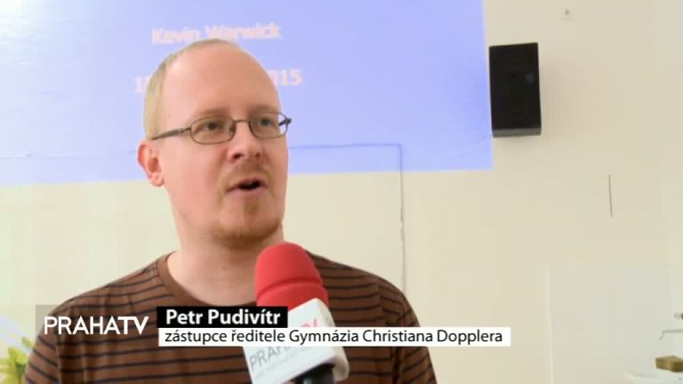 Britský vědec Kevin Warwick přednášel v Praze
